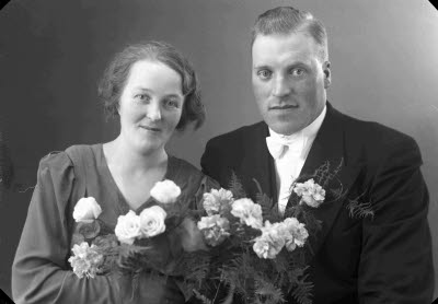 Porträtt av ett brudpar. Ateljefoto.