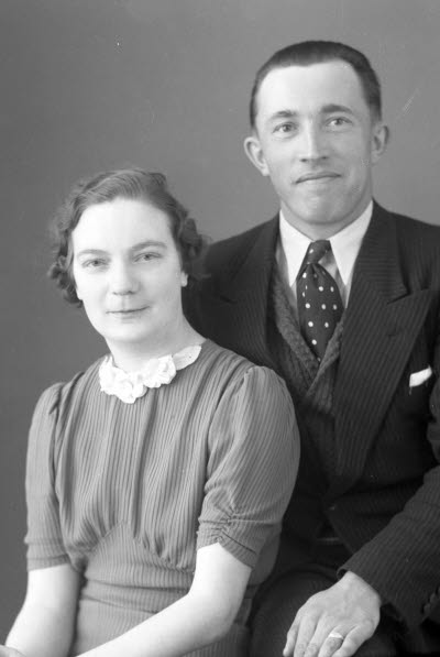 Porträtt av ett par; en herre och en dam. Ateljefoto.