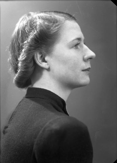 Porträtt av en dam. Ateljefoto.