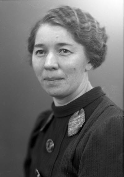 Porträtt av en dam. Ateljefoto.