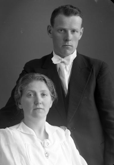 Porträtt av ett par; en herre och en dam. Ateljefoto.