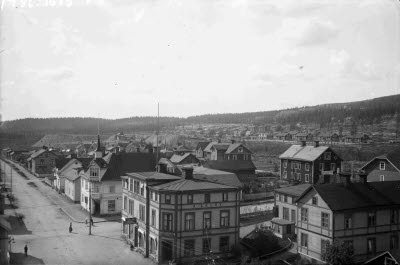 Köpmangatan; Eklöfs, Wennbergs. Del av Finnstan. Hermelin i bakgrunden.