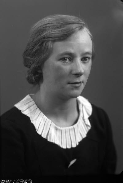 Porträtt av en dam. Ateljefoto.