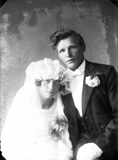 Porträtt av ett brudpar, bröllopsfoto. Ateljefoto.