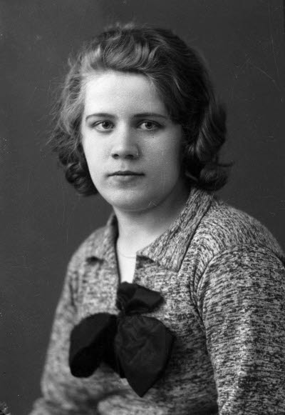 Porträtt av en dam. Ateljefoto.