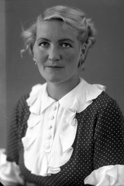 Porträtt av en dam. Ateljefoto.