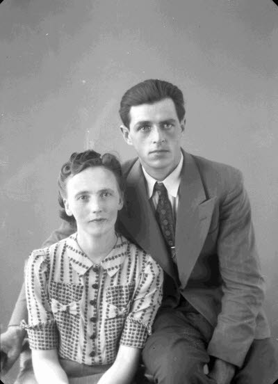 Porträtt av ett par; en herre och en dam. Ateljefoto.