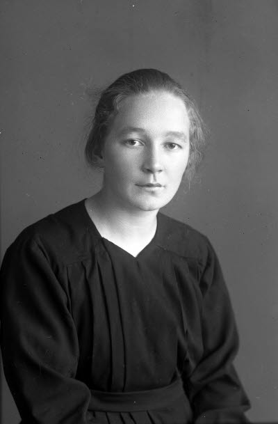 Porträtt av en ung dam. Ateljefoto.