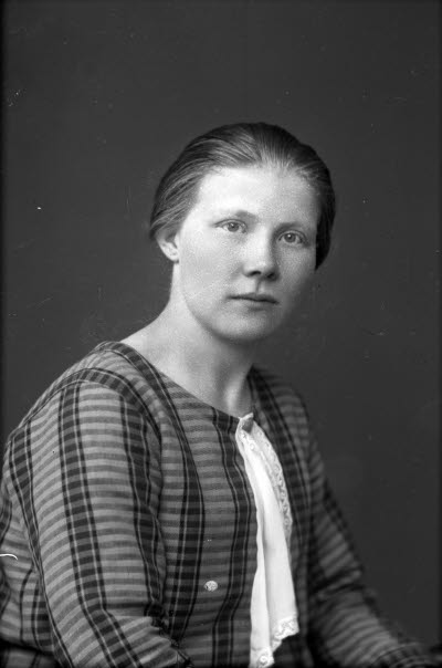 Porträtt av en dam. Ateljefoto.