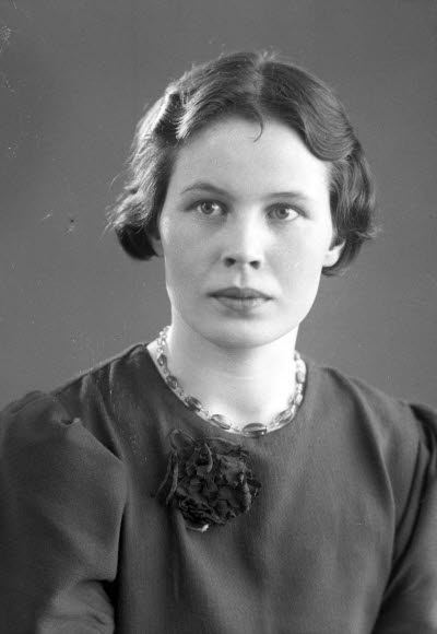 Porträtt av en dam. Ateljefoto.