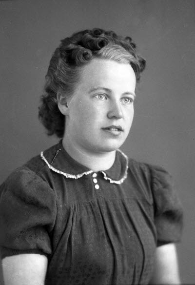 Porträtt av en dam. Ateljefoto.