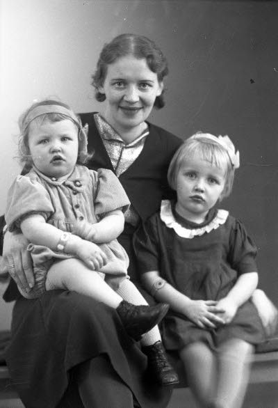 Porträtt av en dam och två barn; flickor. Ateljefoto.