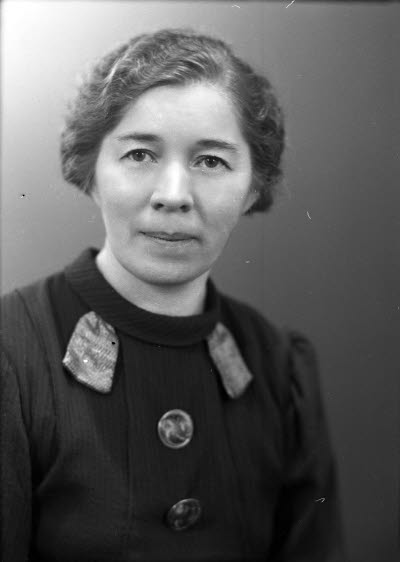 Porträtt av en dam. Ateljefoto.