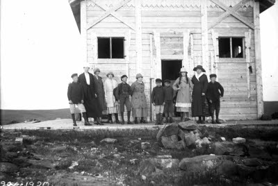 Toppstugan; gruppbild: ett sällskap på utflykt. Oidentifierade. 