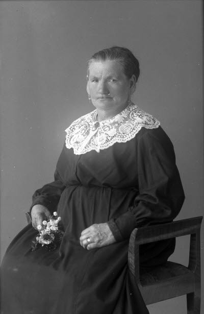 Porträtt av en äldre dam. Ateljefoto.