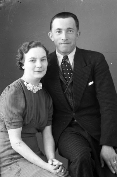 Porträtt av ett par; en herre och en dam. Ateljefoto.