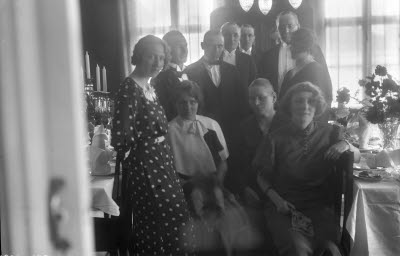 Interiör vardagsrum. Festdeltagare; födelsedag? Oidentifierade.