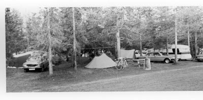 Campingplats; camping. Tält, husvagnar, personbilar.