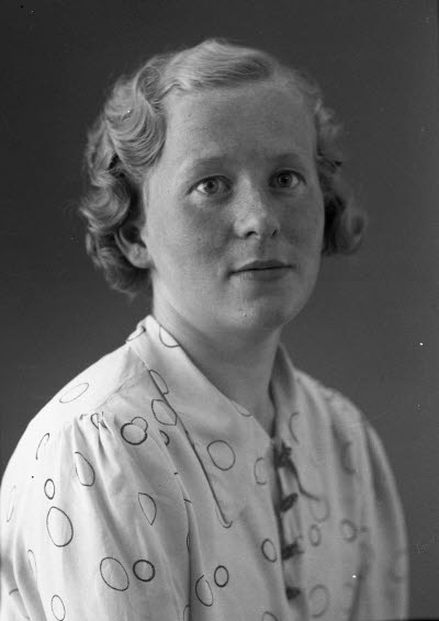 Porträtt av en dam. Ateljefoto.