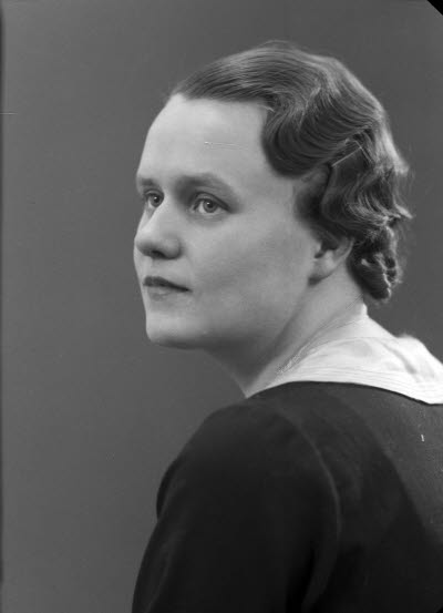 Porträtt av en dam. Ateljefoto.