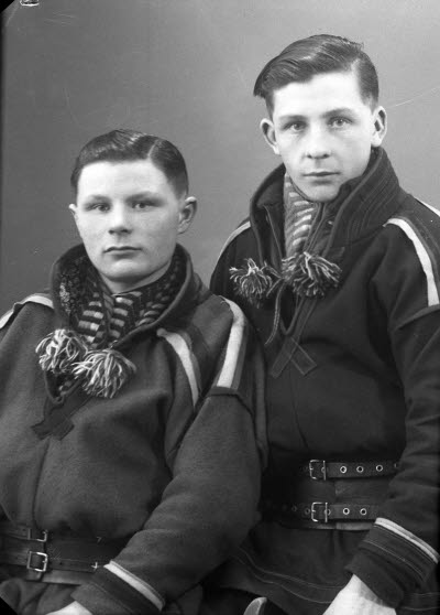 Porträtt av två herrar i samedräkter. Ateljefoto.