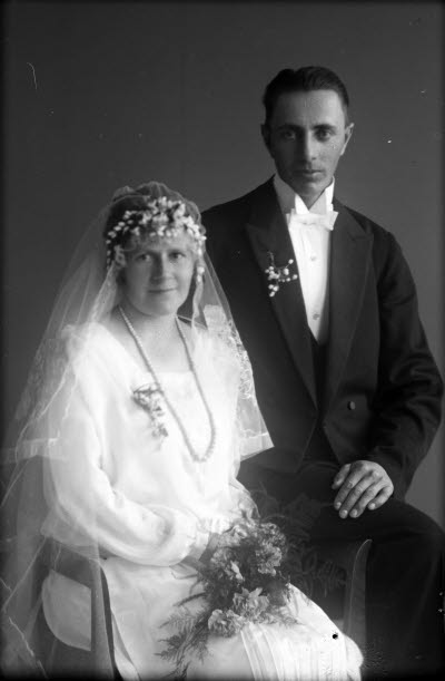 Porträtt av ett brudpar, bröllopsfoto. Ateljefoto.