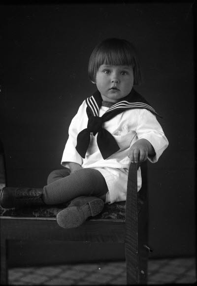 Porträtt av ett barn. Ateljefoto.