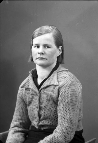 Porträtt av en dam. Ateljefoto.