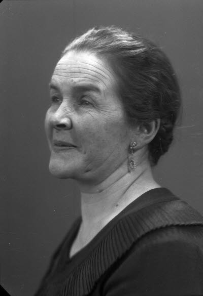 Porträtt av en dam. Ateljefoto.