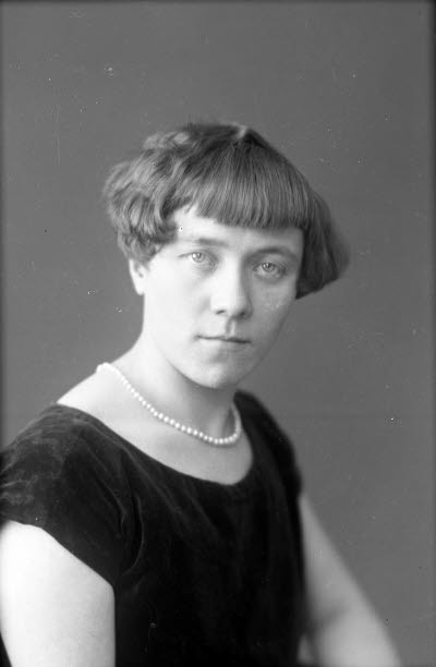 Porträtt av en dam. Ateljefoto.