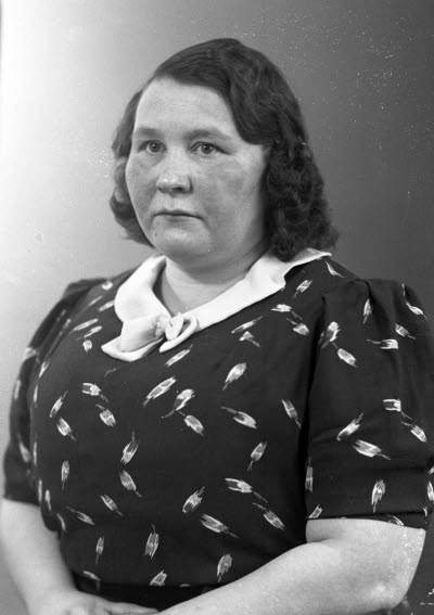 Porträtt av en dam. Ateljefoto.