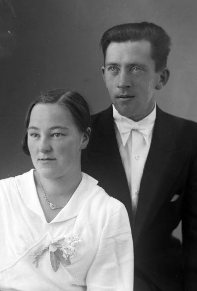 Porträtt av ett brudpar; en herre och en dam. Ateljefoto.