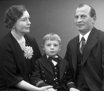 Porträtt av en dam, en herre och ett barn; pojke. Ateljefoto.