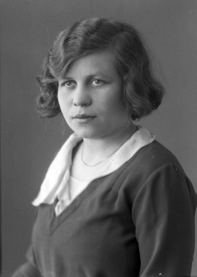 Porträtt av en dam. Ateljefoto.