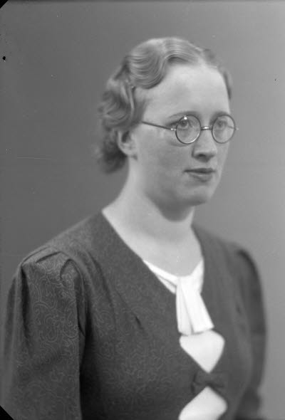 Porträtt av en dam. Ateljefoto.