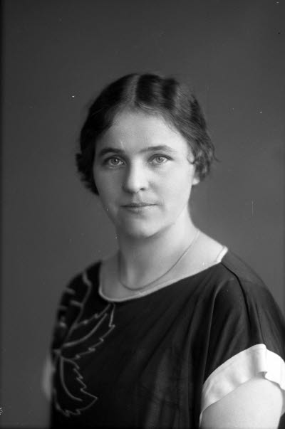 Porträtt av en dam. Ateljefoto.