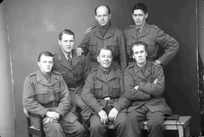 Porträtt av sex herrar i militäruniform. Ateljefoto.