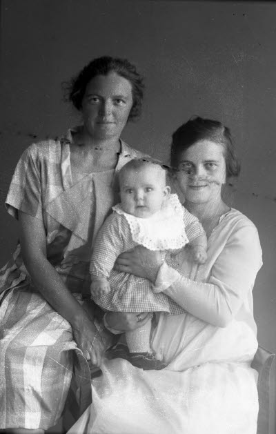 Porträtt av två damer och ett barn. Ateljefoto.