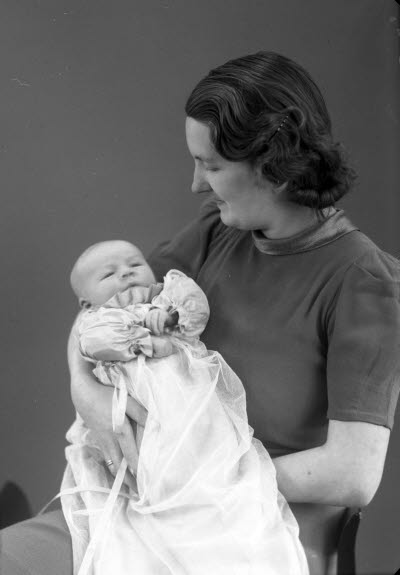 Porträtt av en dam och ett barn; mor och barn. Ateljefoto.