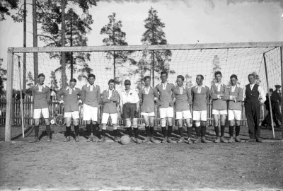 Idrott. Sport. Fotbollslag; målbur. Oidentifierade.