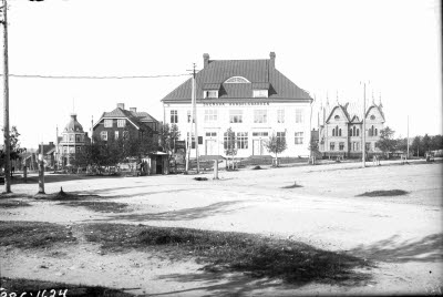 Bl. a. Handelsbanken, Missionskyrkan, "Skara-Lasses hus". I bakgrunden skymtar "Tysta Mari" med tornet.