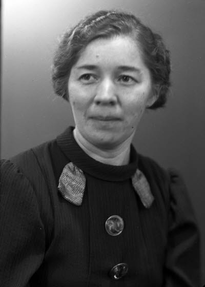 Porträtt av en dam. Ateljefoto.