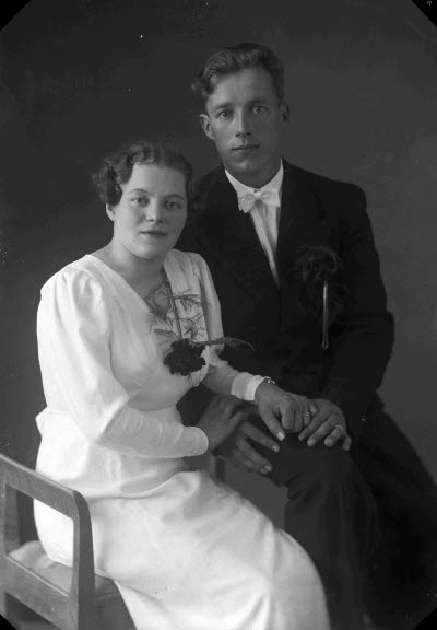 Porträtt av ett brudpar. Ateljefoto.