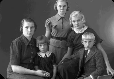 Porträtt av en dam och fyra barn; pojke, flickor.