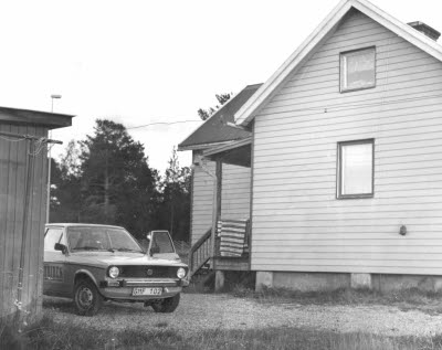 Bostadshus Gällivare, personbil; Golf, dagstidningen Norrbottens-Kurirens bil.