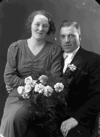 Porträtt av ett brudpar. Ateljefoto.