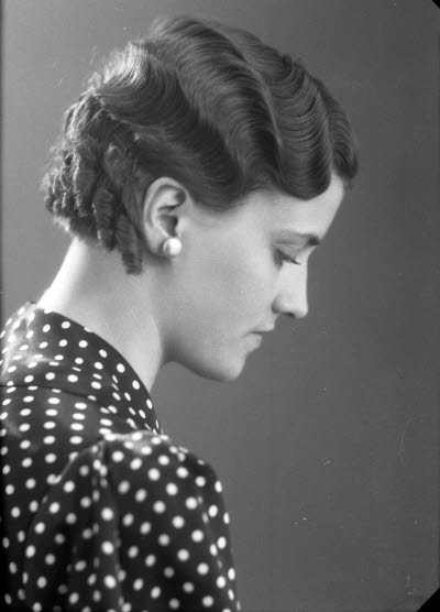 Porträtt av en dam. Ateljefoto.