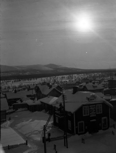 Vy över samhället från Centralskolan; Kaptensvägen; Mattssons skoaffär, senare Hemslöjden, i förgrunden.