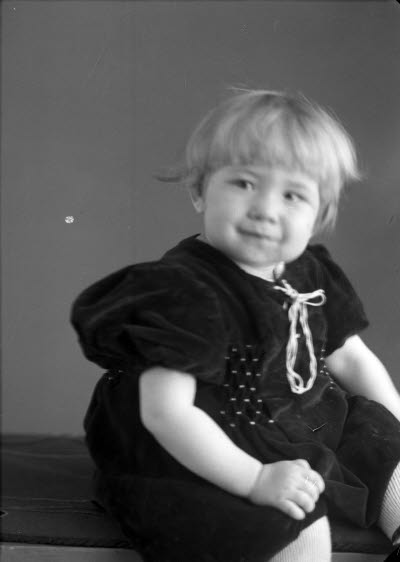 Porträtt av ett barn; en flicka. Ateljefoto.