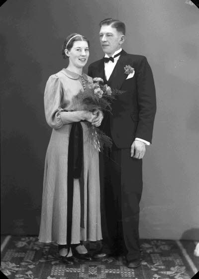 Porträtt av ett brudpar. Ateljefoto.